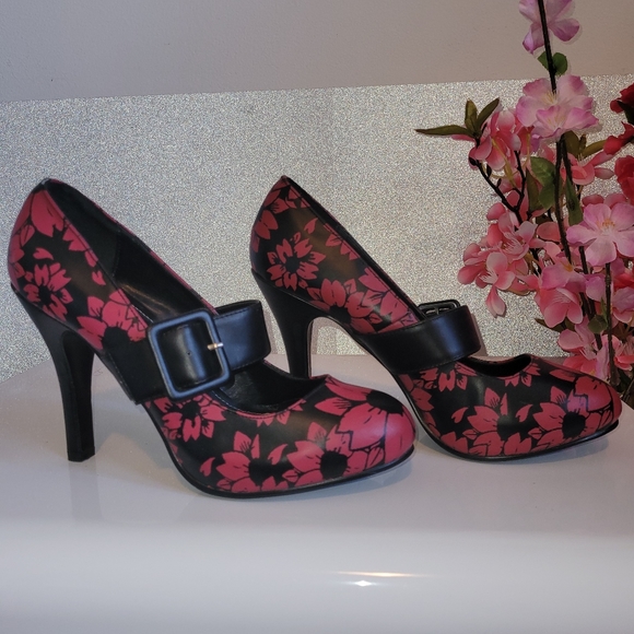 Size 8 TUK Floral Heels - Picture 3 of 4